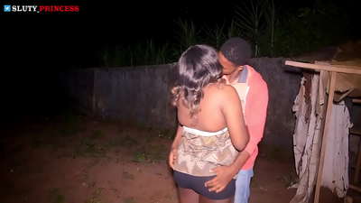 கிளப்பில் இருந்து ஒரு குண்டான பெண்ணுடன் தெரு காதல் மற்றும் சூடான உடலுறவு